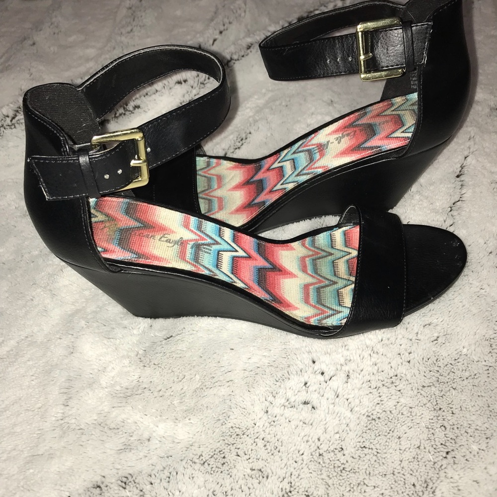 Black wedges